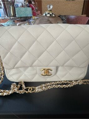 CHANEL Quilted Shoulder Bag in whire with Gold Hardware